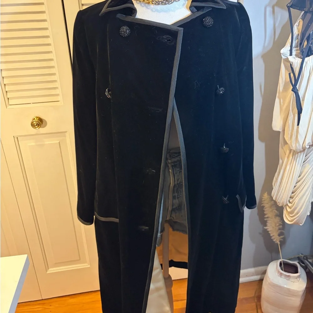 Elegant Black Velvet Women's Coat - Picture 4 of 12